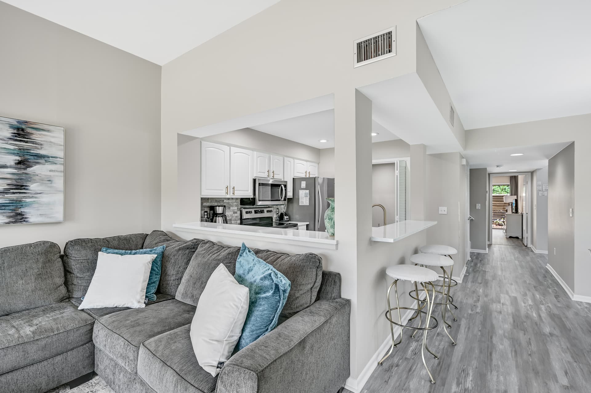 Lakefront Residence - Image 5