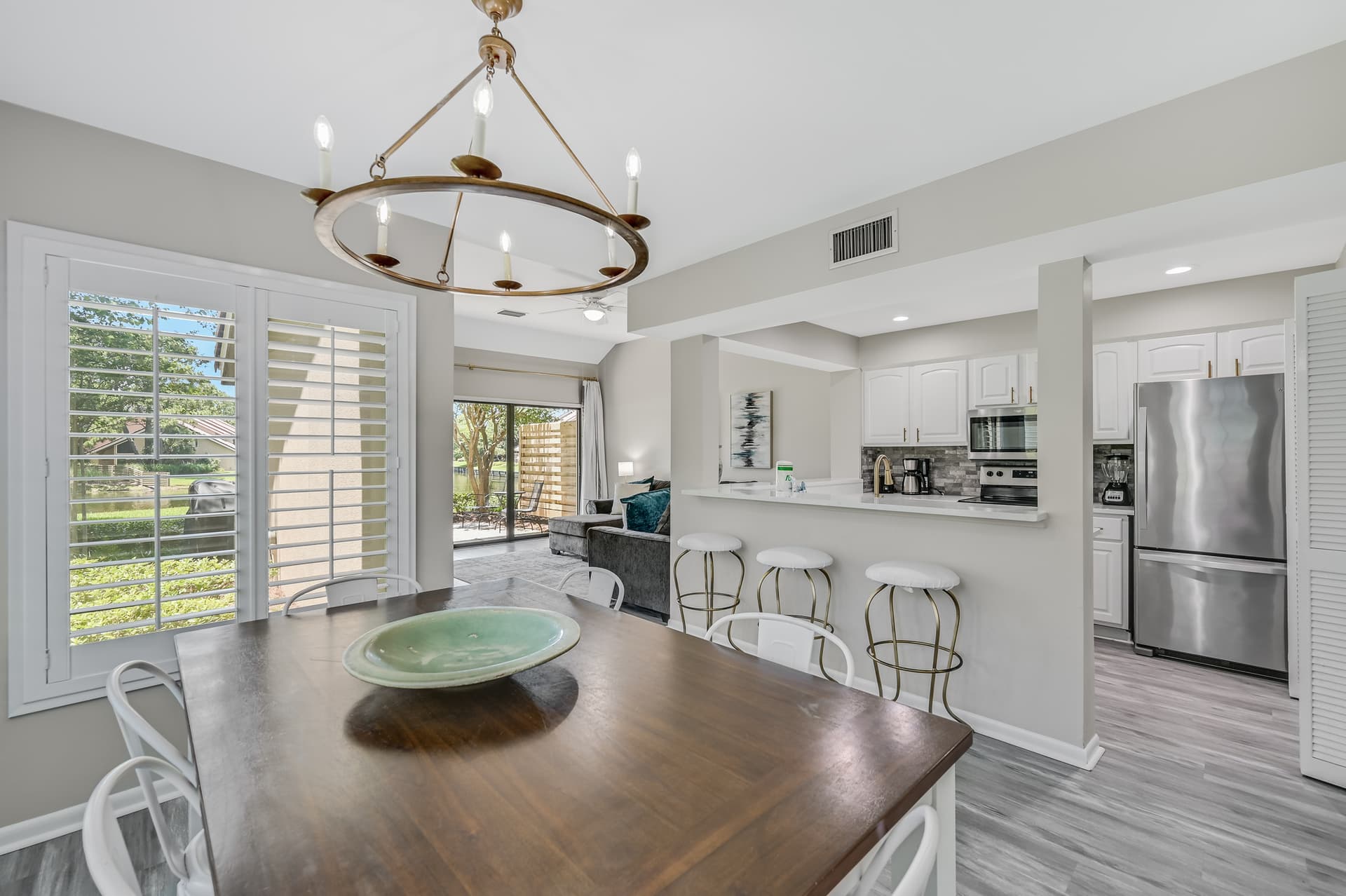 Lakefront Residence - Image 4