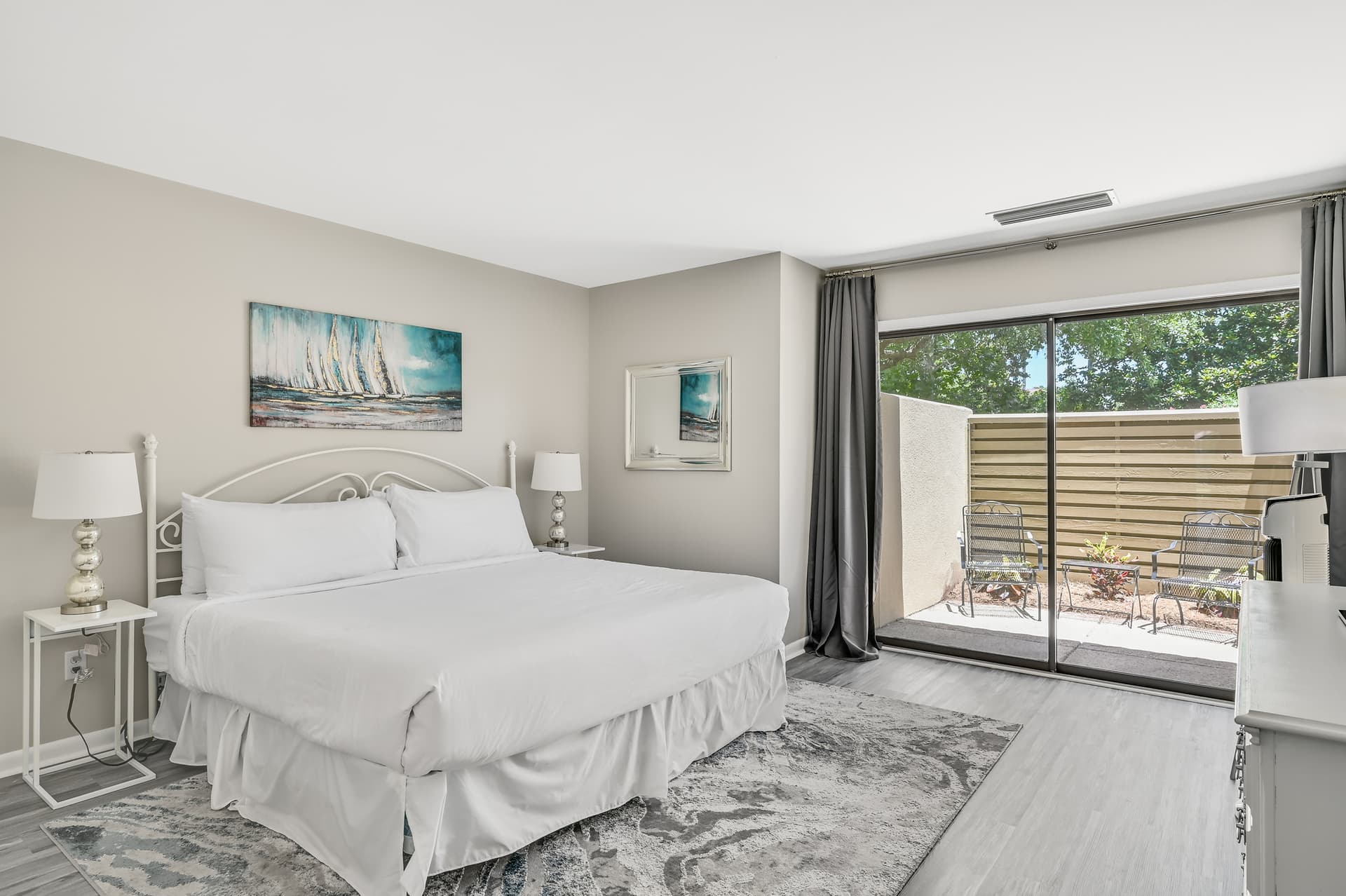 Lakefront Residence - Image 12