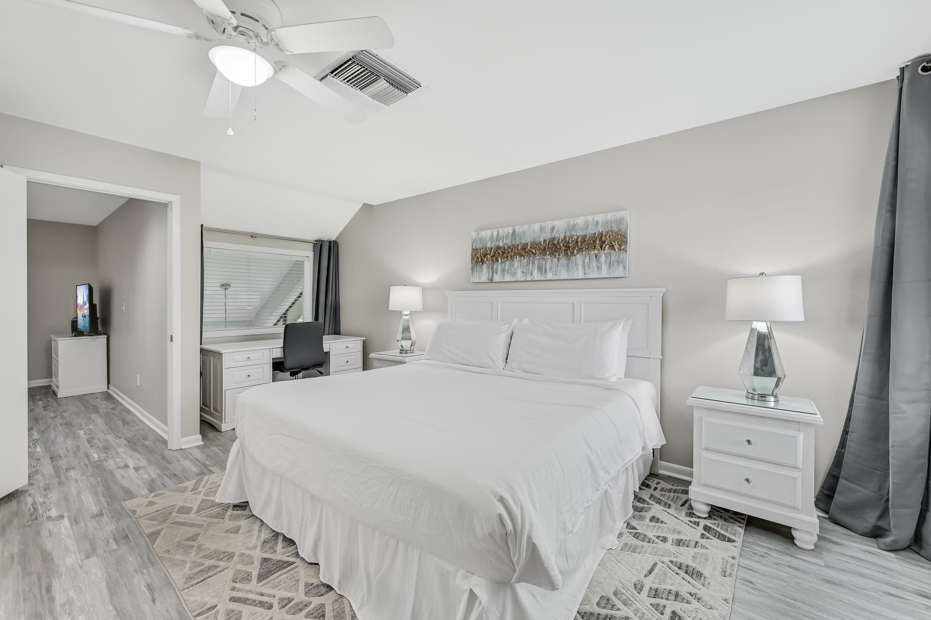 Lakefront Residence - Image 15