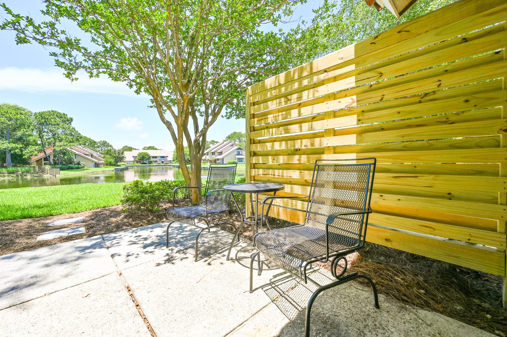 Lakefront Residence - Image 21