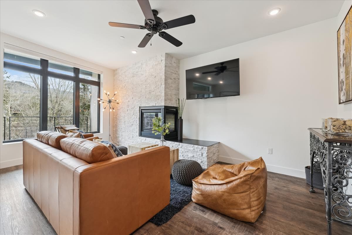 River West #924 - Image 4