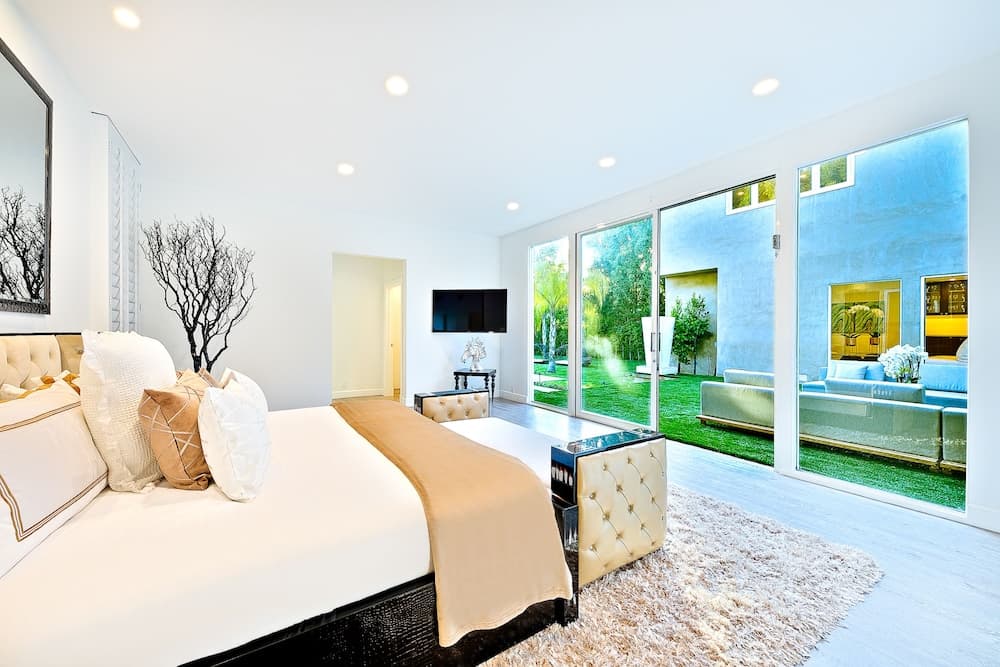 Beverly Hills Luxury Modern Palace - Image 4