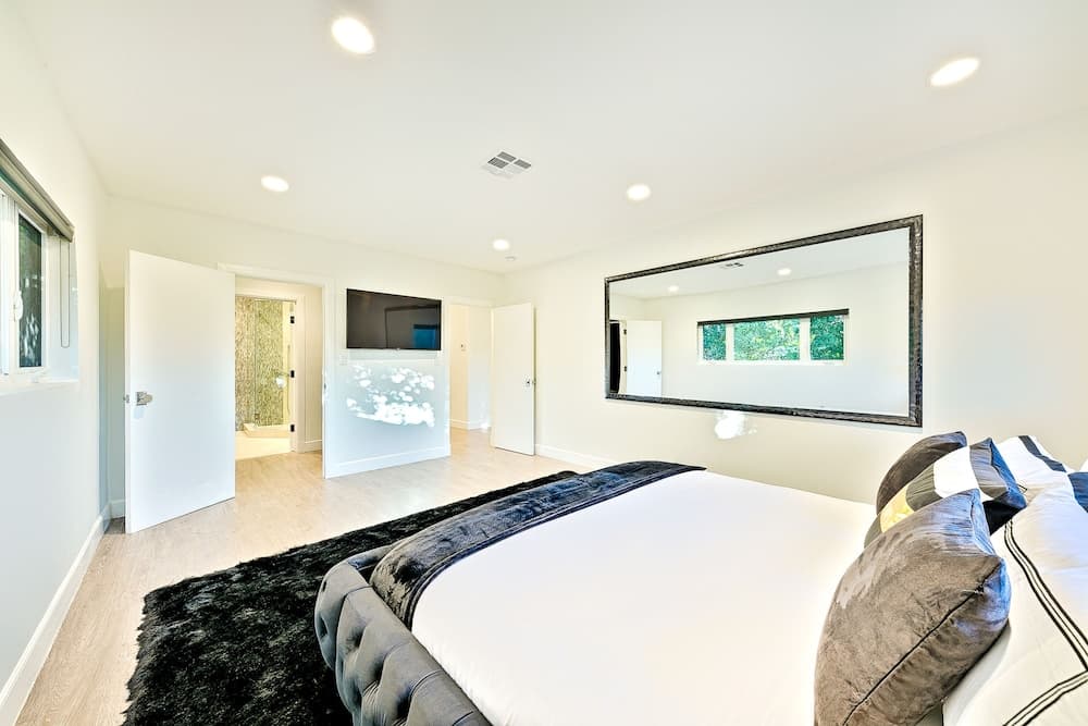 Beverly Hills Luxury Modern Palace - Image 11