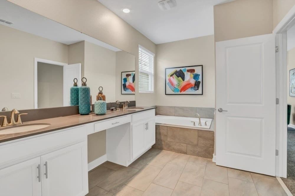 Boutique Canvas - Image 28