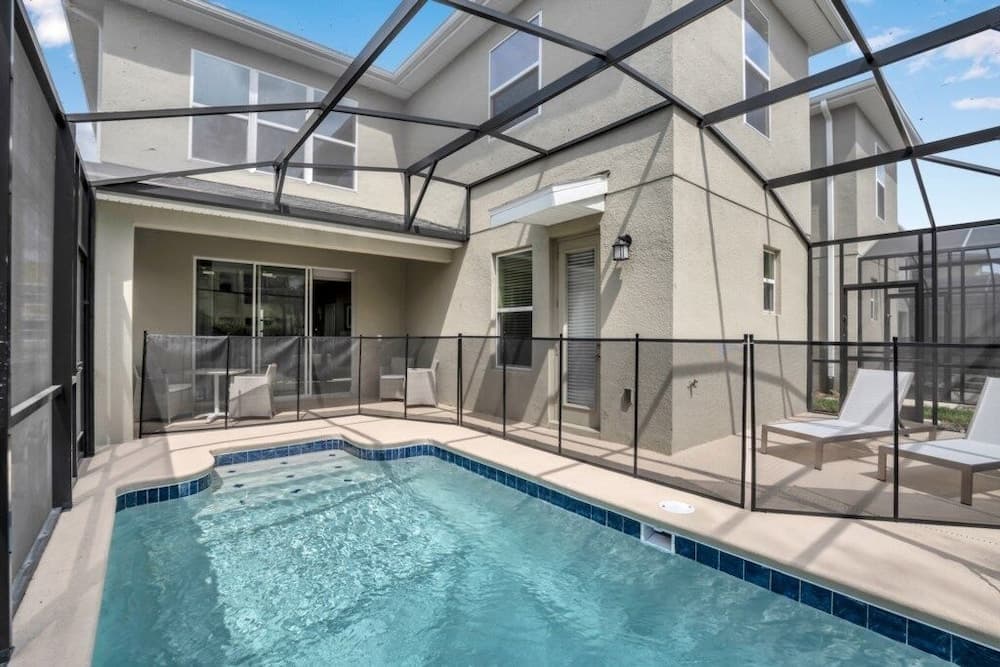 Boutique Canvas - Image 2