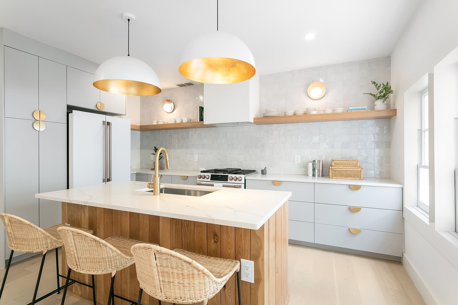 Bubbly Champagne - Image 2