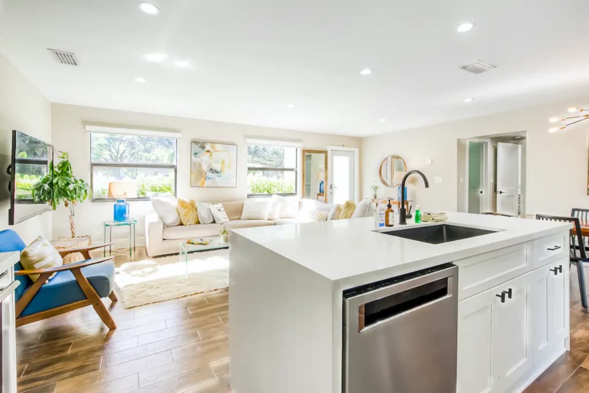 Mid-Century Modern Oasis - Image 6