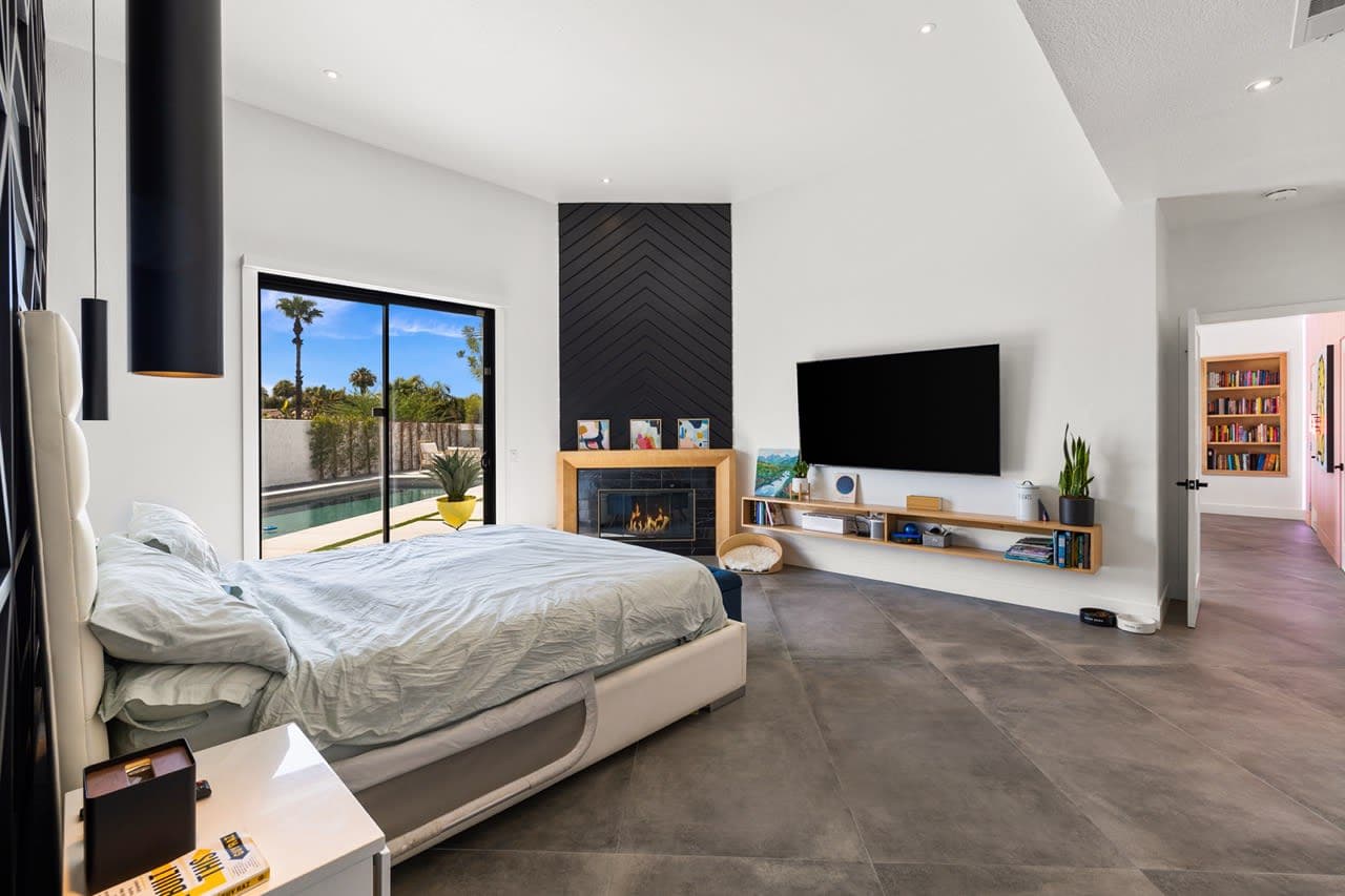 Palm Lighthouse - Image 21