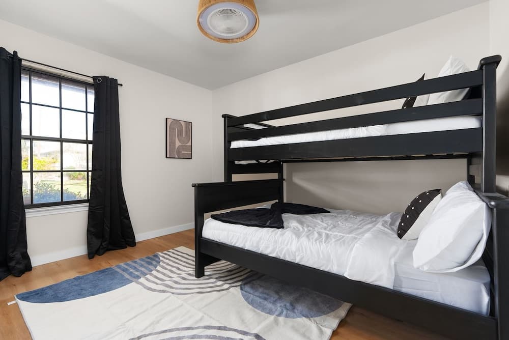 Charming Modern Retreat - Image 14