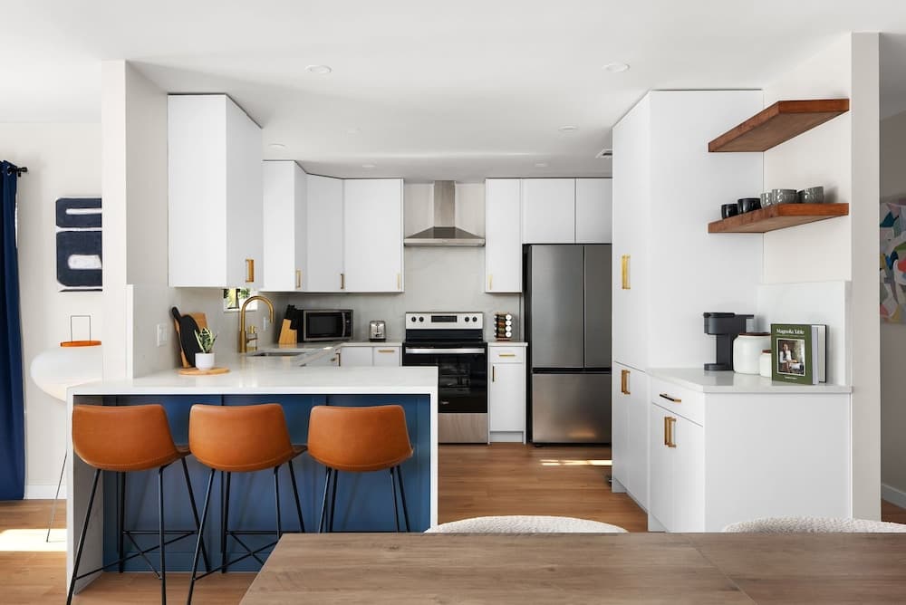 Charming Modern Retreat - Image 5