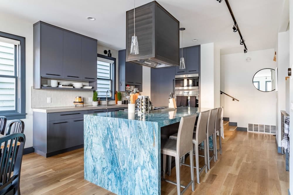 Chartreuse Cabin - Image 5