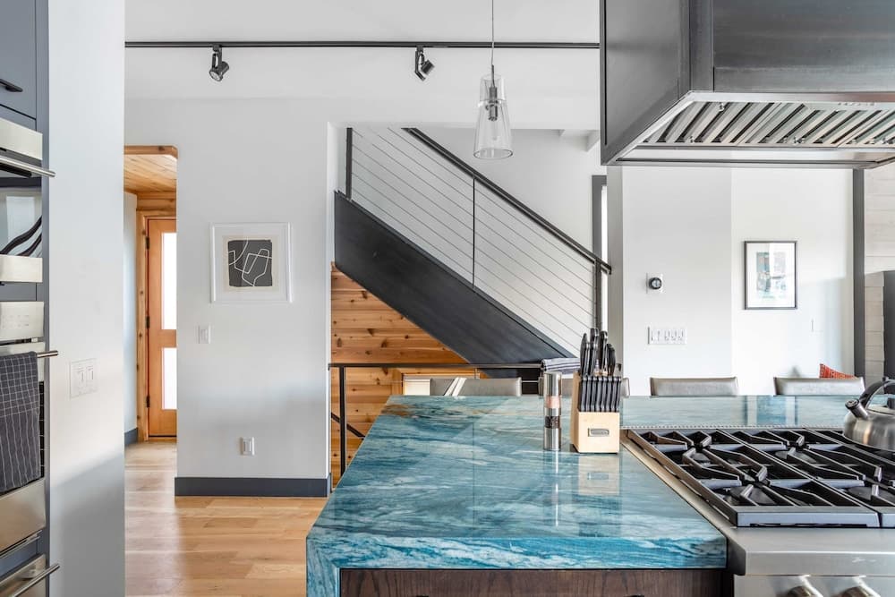 Chartreuse Cabin - Image 7