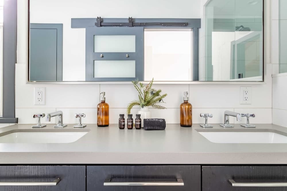 Chartreuse Cabin - Image 9