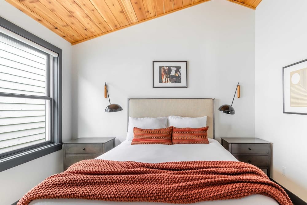 Chartreuse Cabin - Image 10