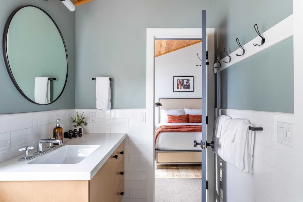 Chartreuse Cabin - Image 11