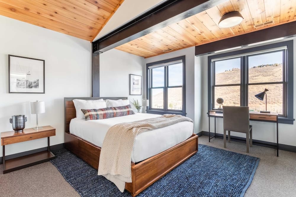 Chartreuse Cabin - Image 4