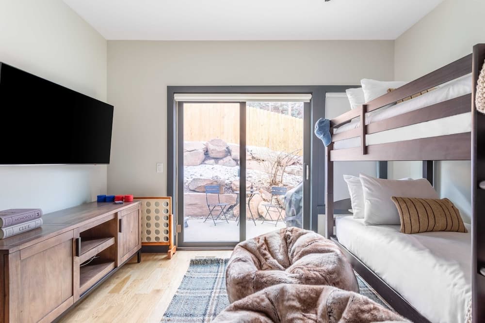 Chartreuse Cabin - Image 13