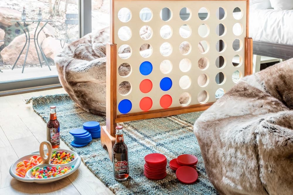 Chartreuse Cabin - Image 15