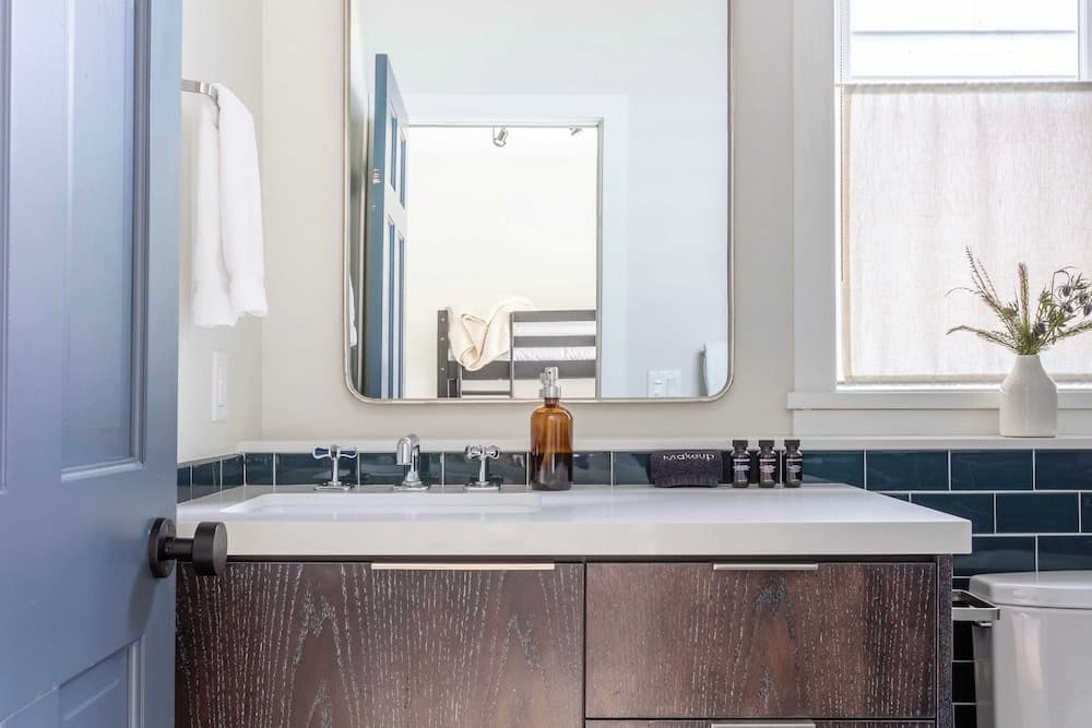 Chartreuse Cabin - Image 16