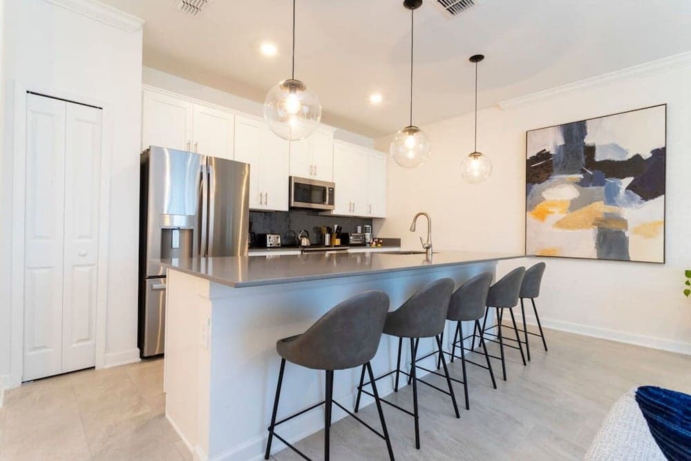 Marvel-spacious Chic Modern Home - Image 5