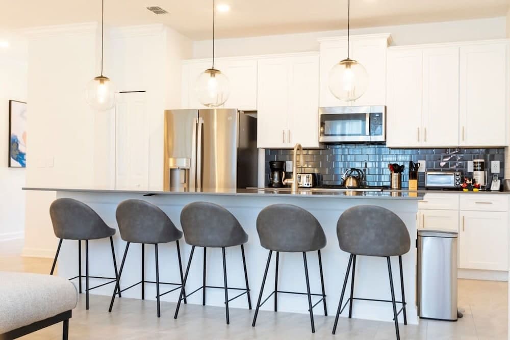 Marvel-spacious Chic Modern Home - Image 5