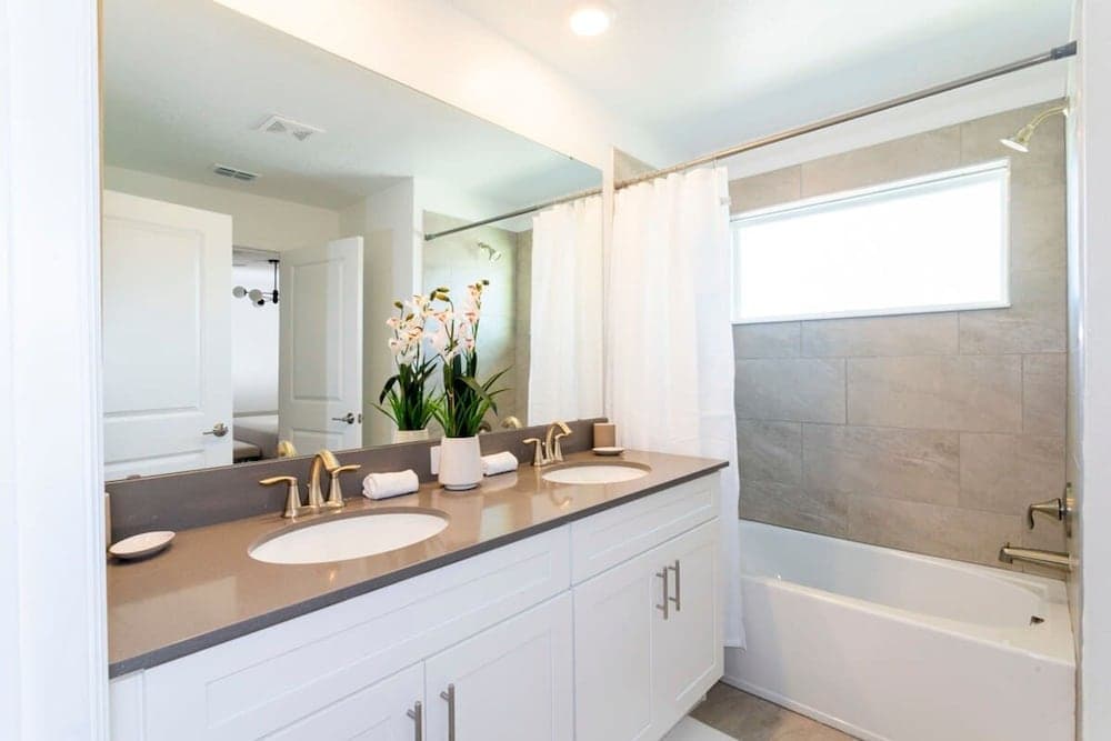 Marvel-spacious Chic Modern Home - Image 20