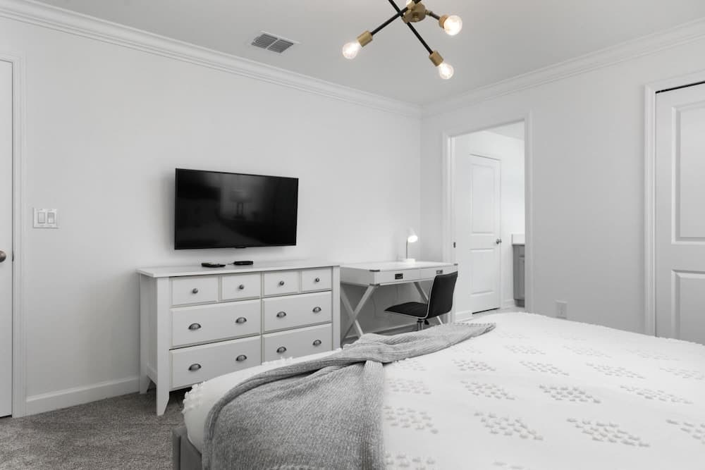 Unforgettable Stay at Chic Retreat - Image 8