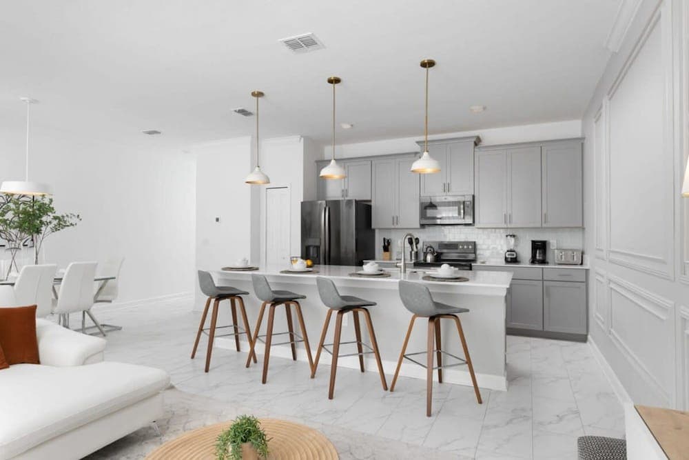 Unforgettable Stay at Chic Retreat - Image 5