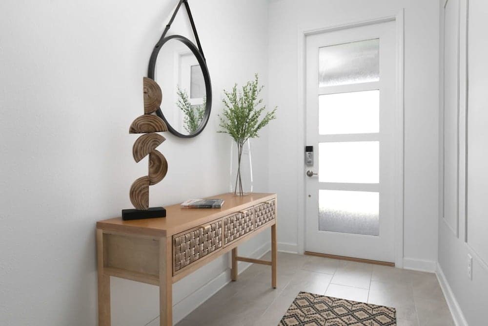 Chic Spacious Vacation Home - Image 6