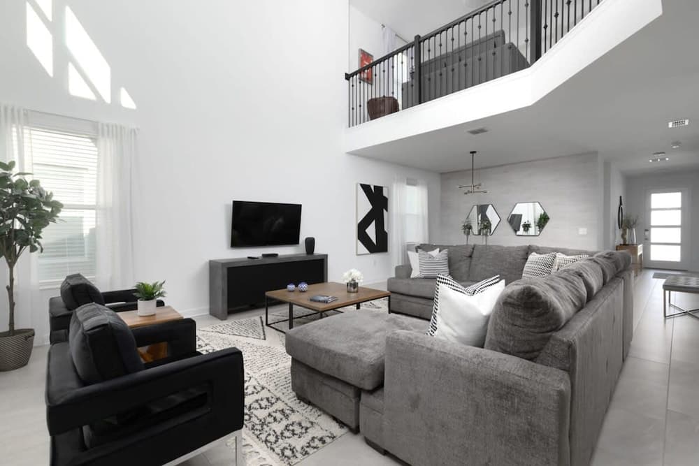 Chic Spacious Vacation Home - Image 2