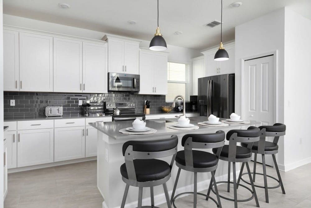 Chic Spacious Vacation Home - Image 5