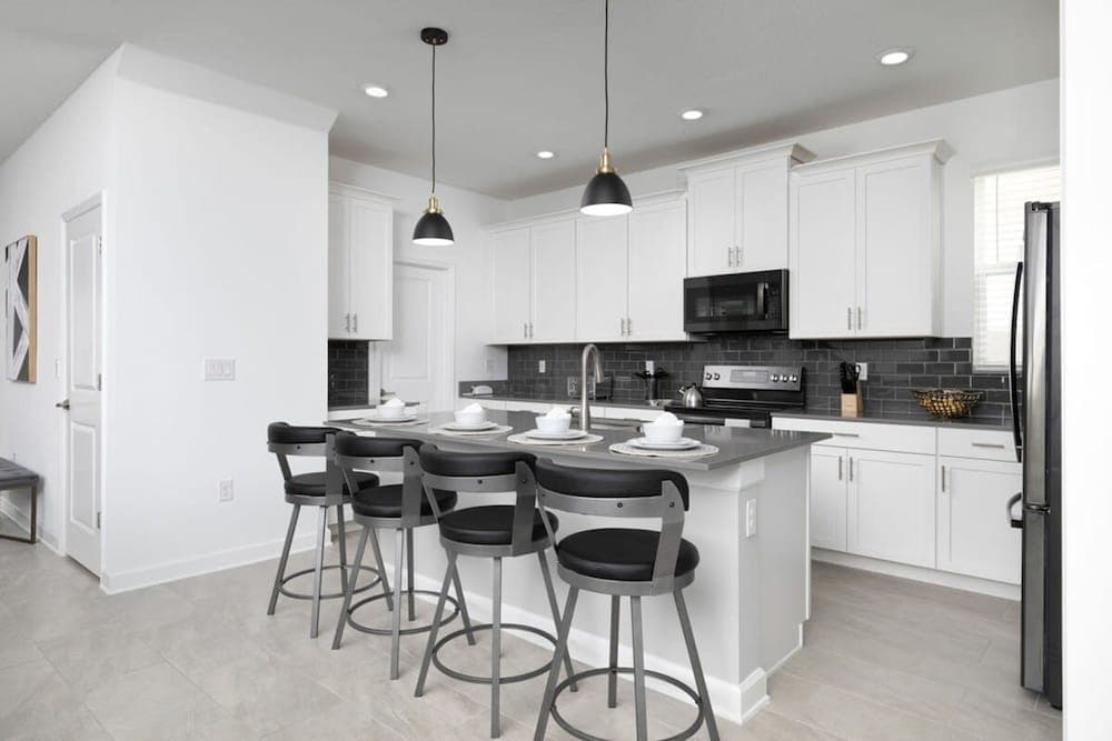 Chic Spacious Vacation Home - Image 5