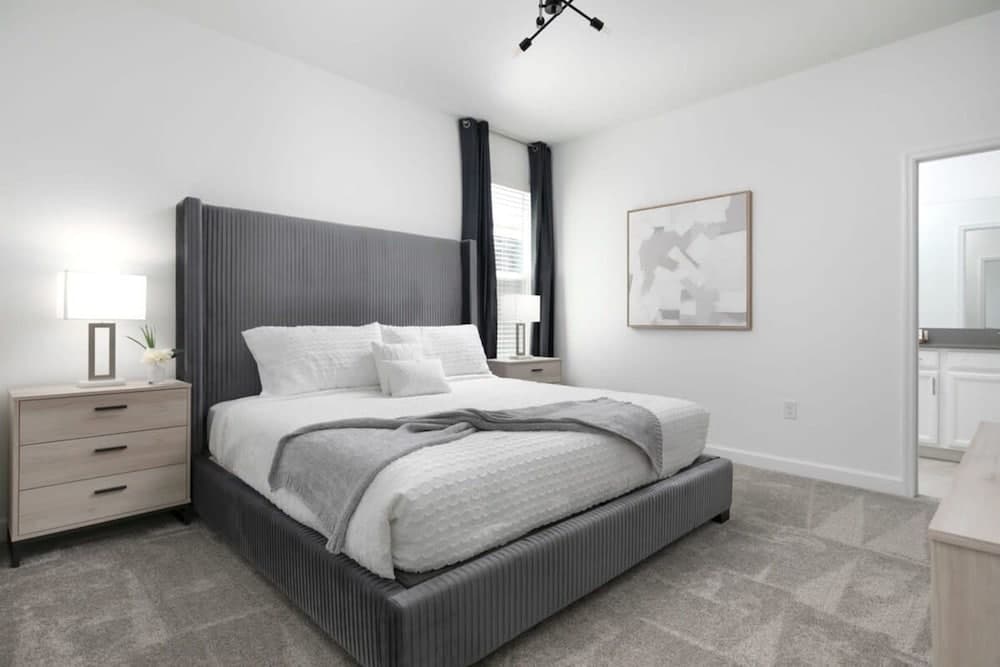 Chic Spacious Vacation Home - Image 9