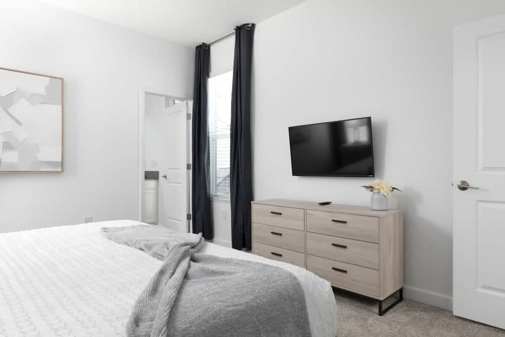 Chic Spacious Vacation Home - Image 10