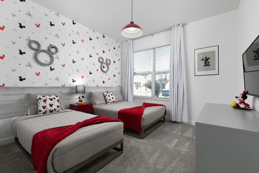 Chic Spacious Vacation Home - Image 11