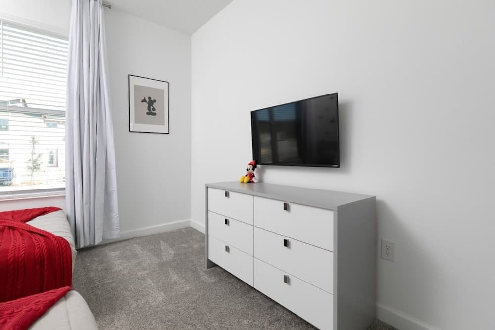 Chic Spacious Vacation Home - Image 12