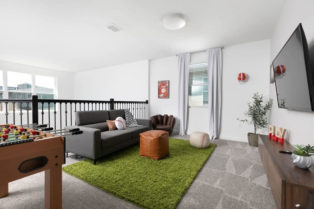 Chic Spacious Vacation Home - Image 7