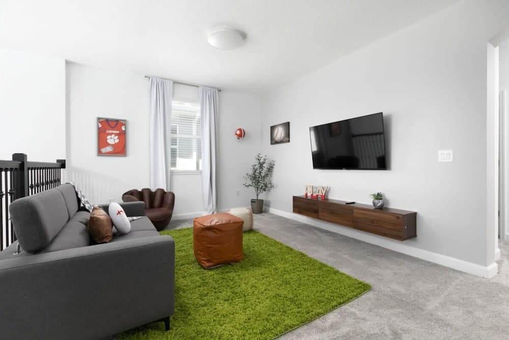 Chic Spacious Vacation Home - Image 8