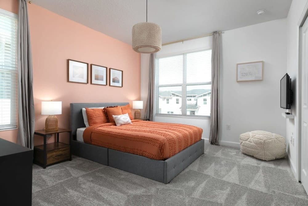 Chic Spacious Vacation Home - Image 14