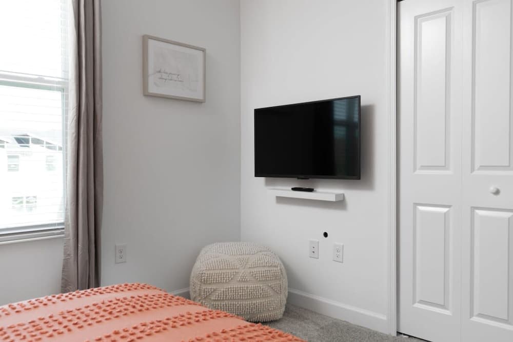 Chic Spacious Vacation Home - Image 15