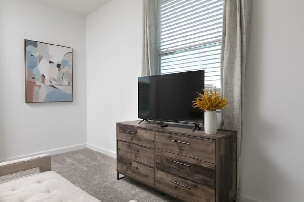 Chic Spacious Vacation Home - Image 17