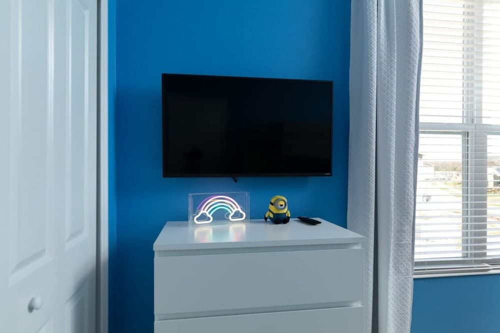 Chic Spacious Vacation Home - Image 19