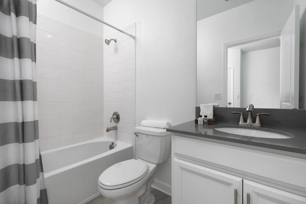 Chic Spacious Vacation Home - Image 24