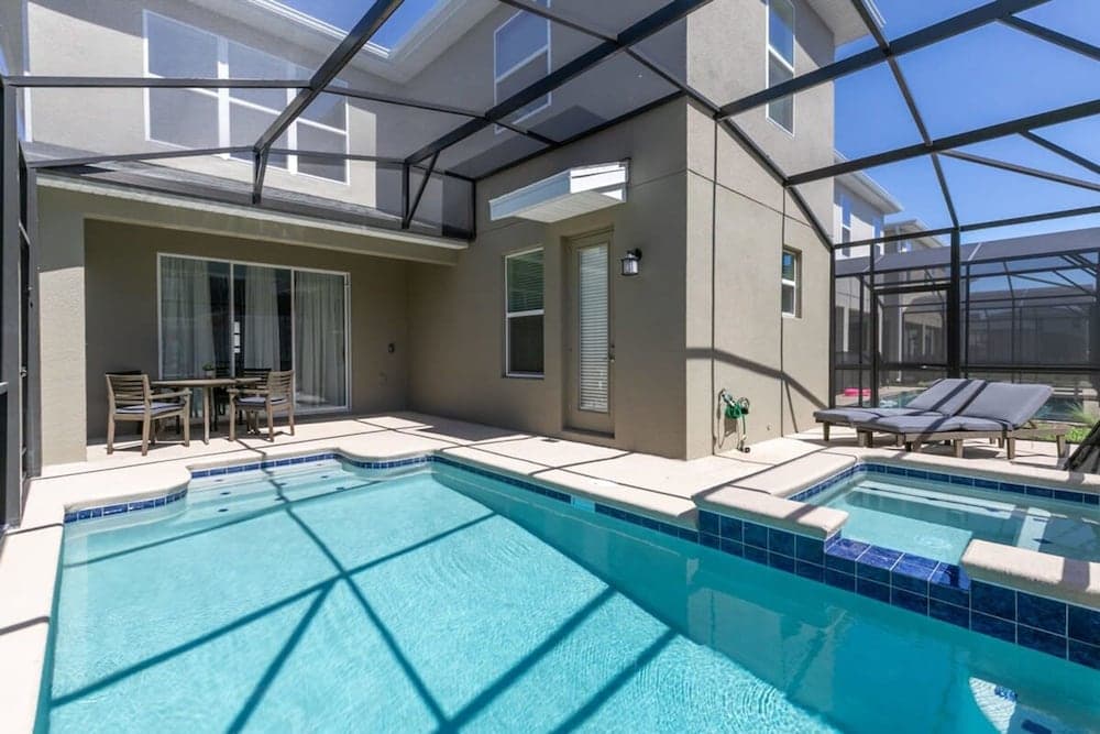 Chic Spacious Vacation Home - Image 2