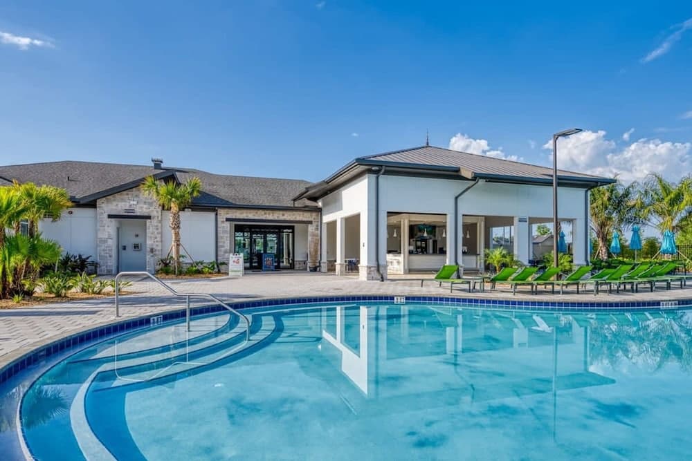 Chic Spacious Vacation Home - Image 36