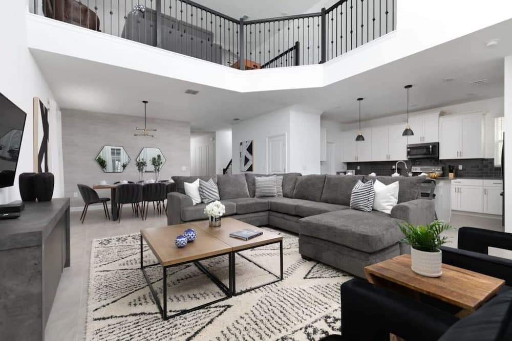 Chic Spacious Vacation Home - Image 4