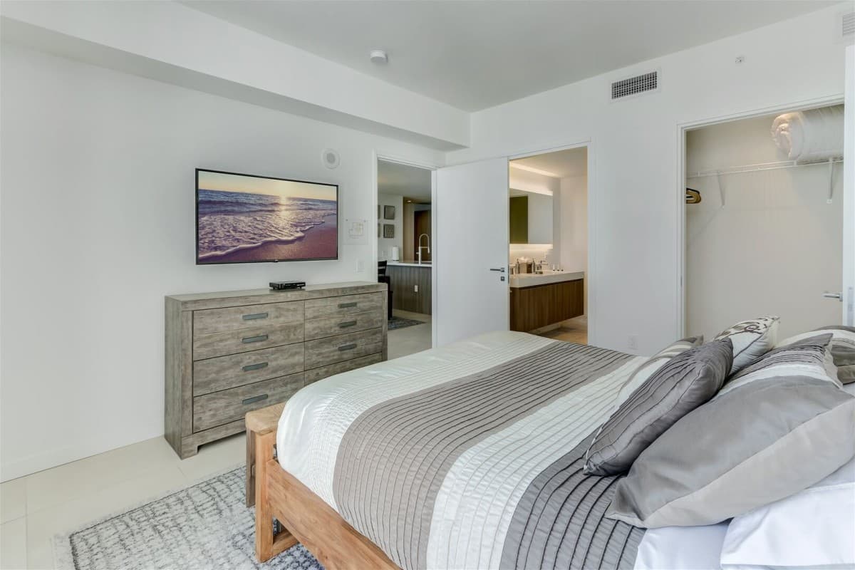 Modern Home - Image 9