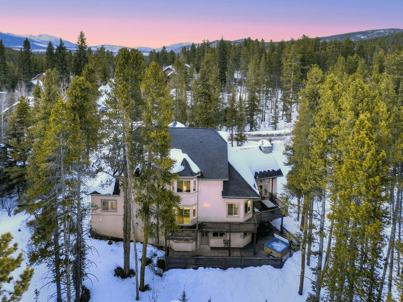 Lakeshore Luxury Chalet - Image 82