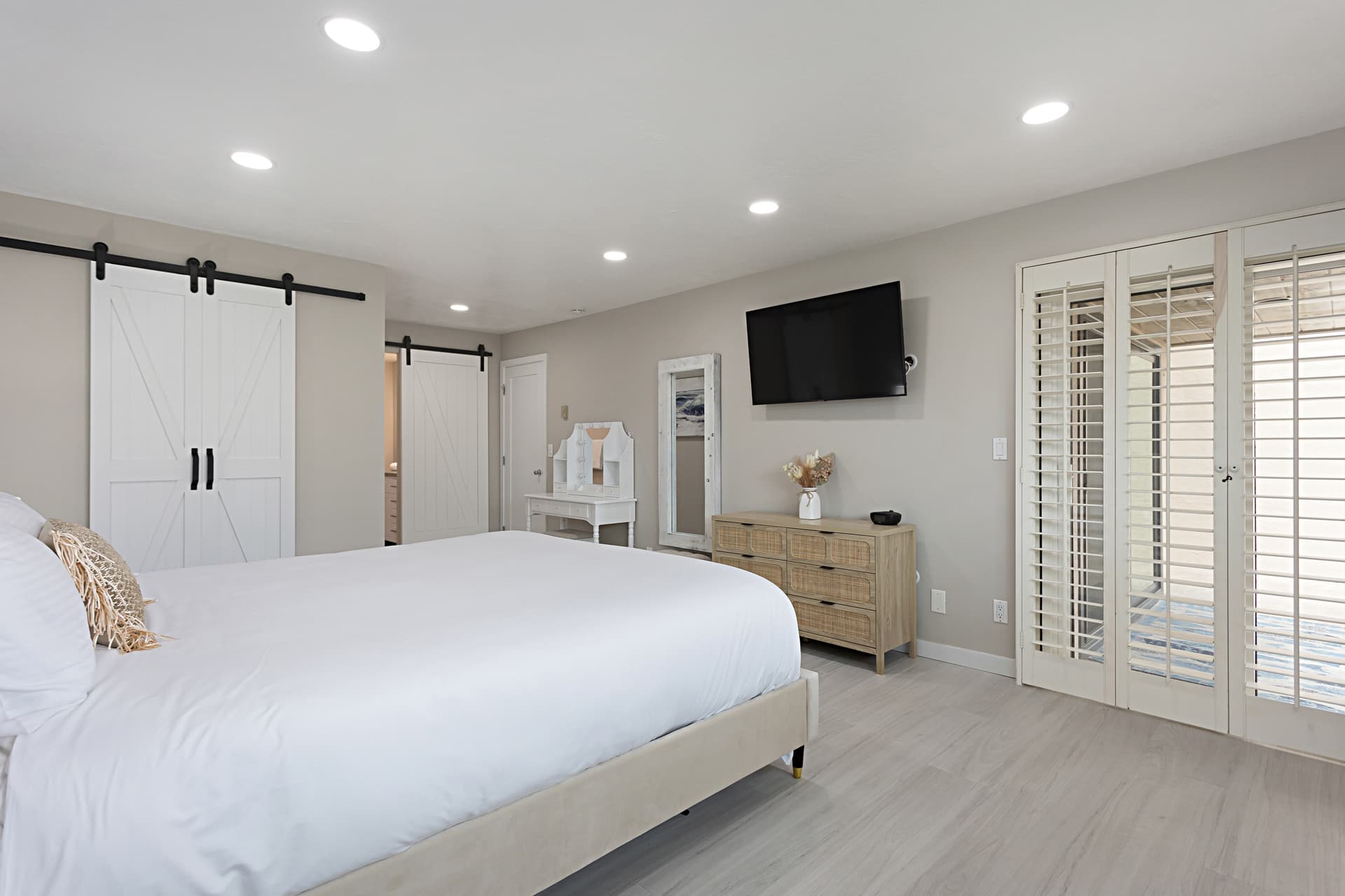 Immaculate Coastal Retreat - Image 20